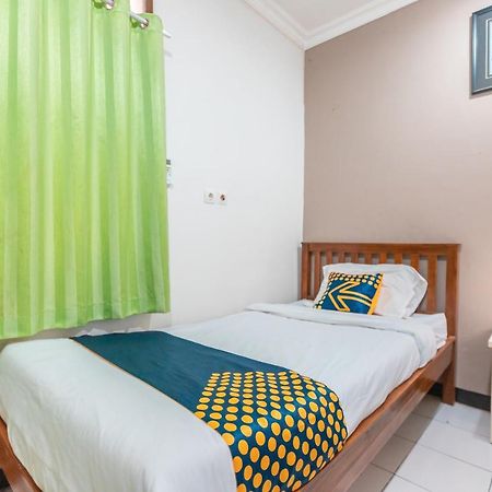 Spot On 2033 Kayumanis Homestay Syariah Jakarta Exterior photo
