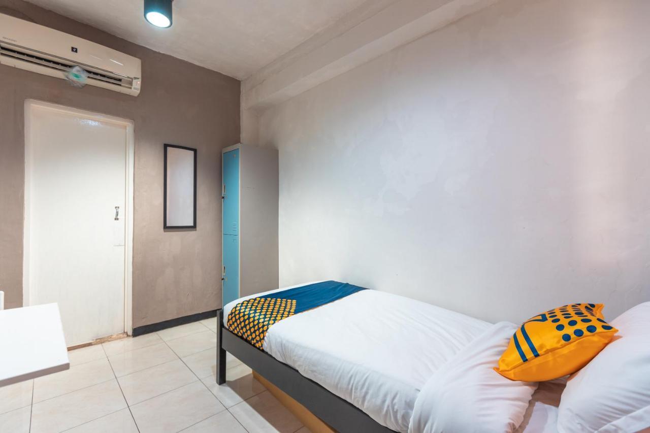 Spot On 2033 Kayumanis Homestay Syariah Jakarta Exterior photo