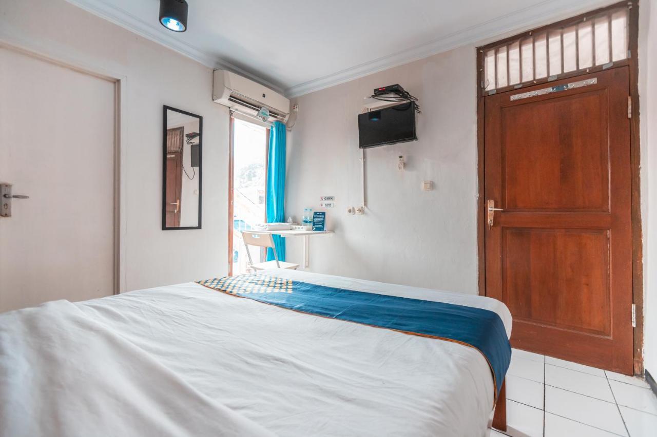 Spot On 2033 Kayumanis Homestay Syariah Jakarta Exterior photo