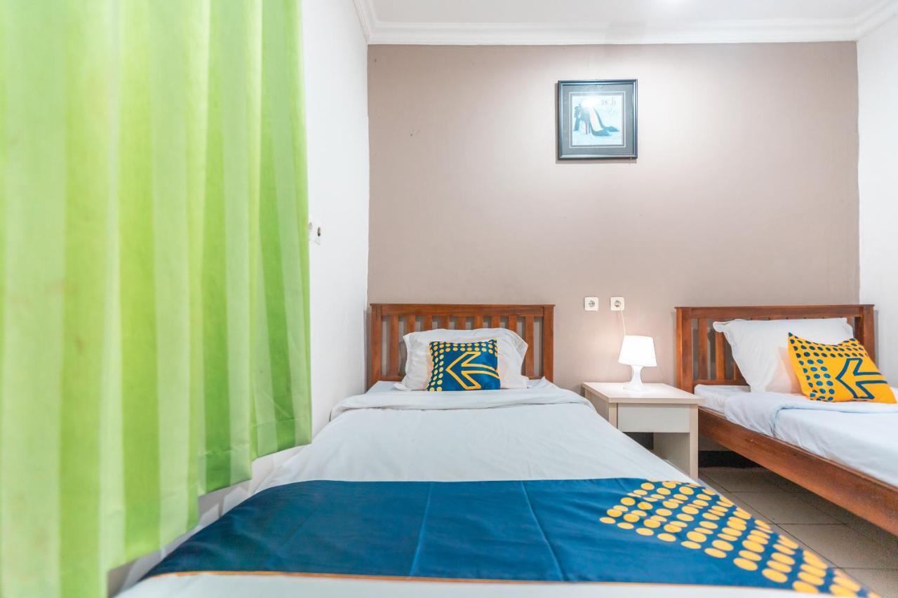 Spot On 2033 Kayumanis Homestay Syariah Jakarta Exterior photo