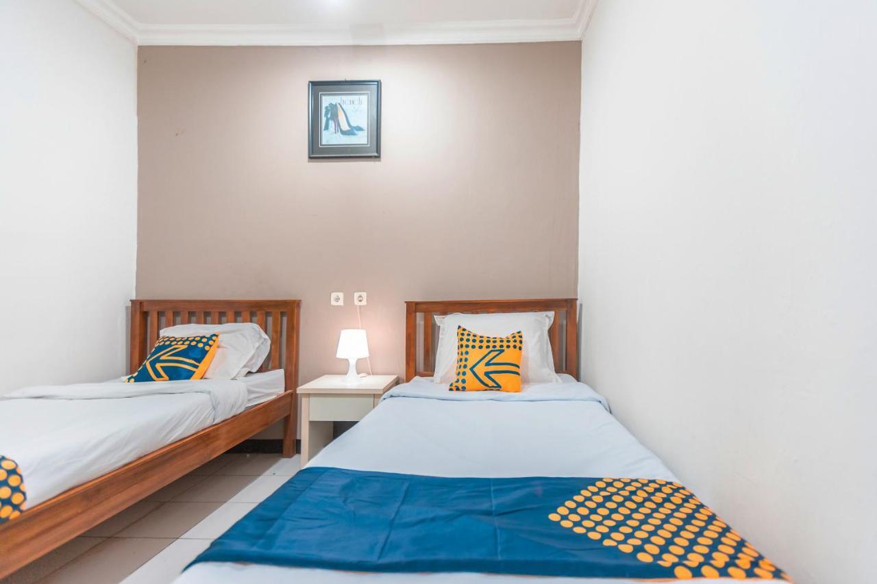 Spot On 2033 Kayumanis Homestay Syariah Jakarta Exterior photo