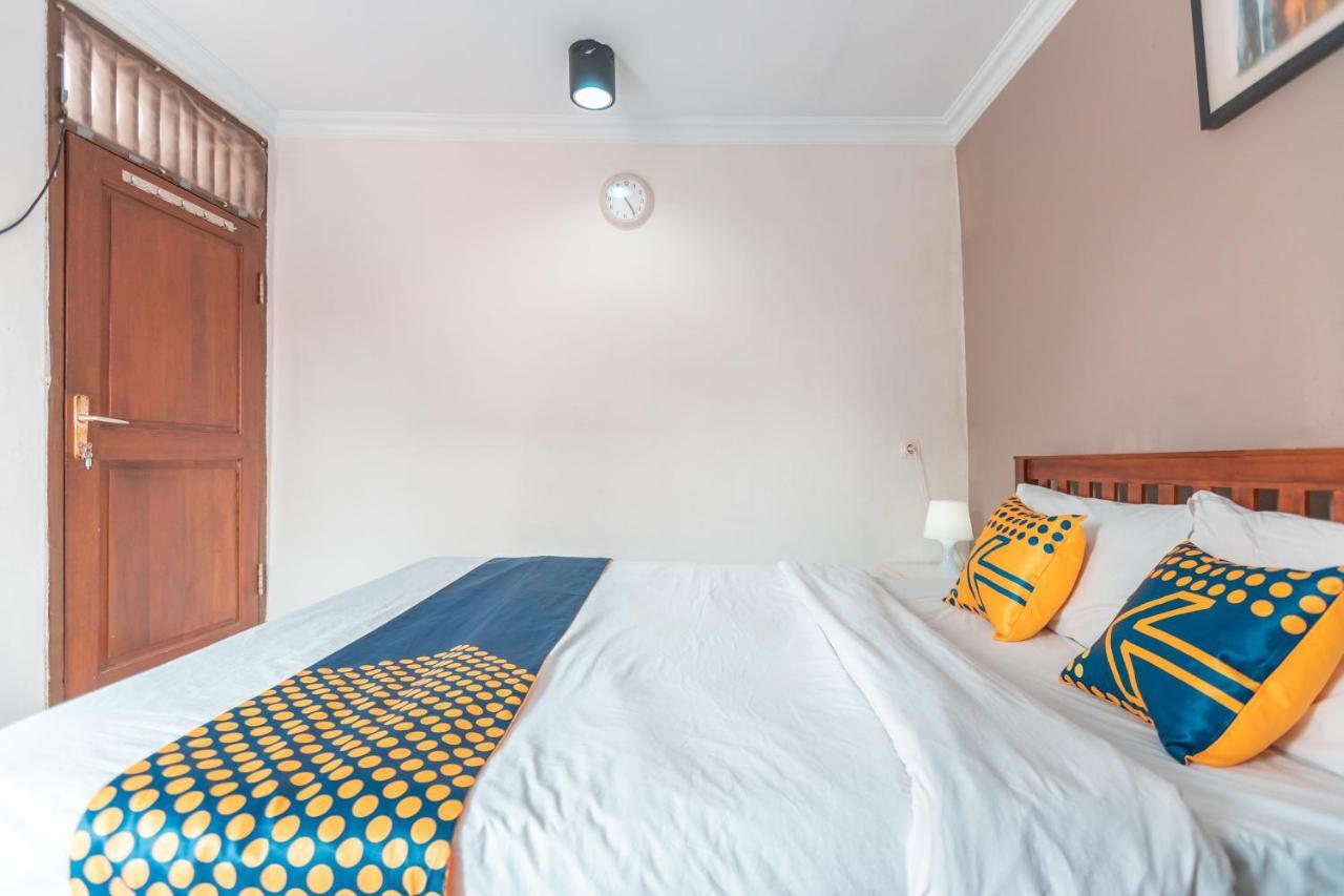 Spot On 2033 Kayumanis Homestay Syariah Jakarta Exterior photo