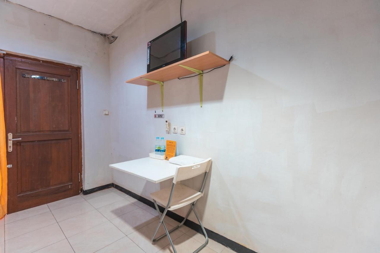 Spot On 2033 Kayumanis Homestay Syariah Jakarta Exterior photo