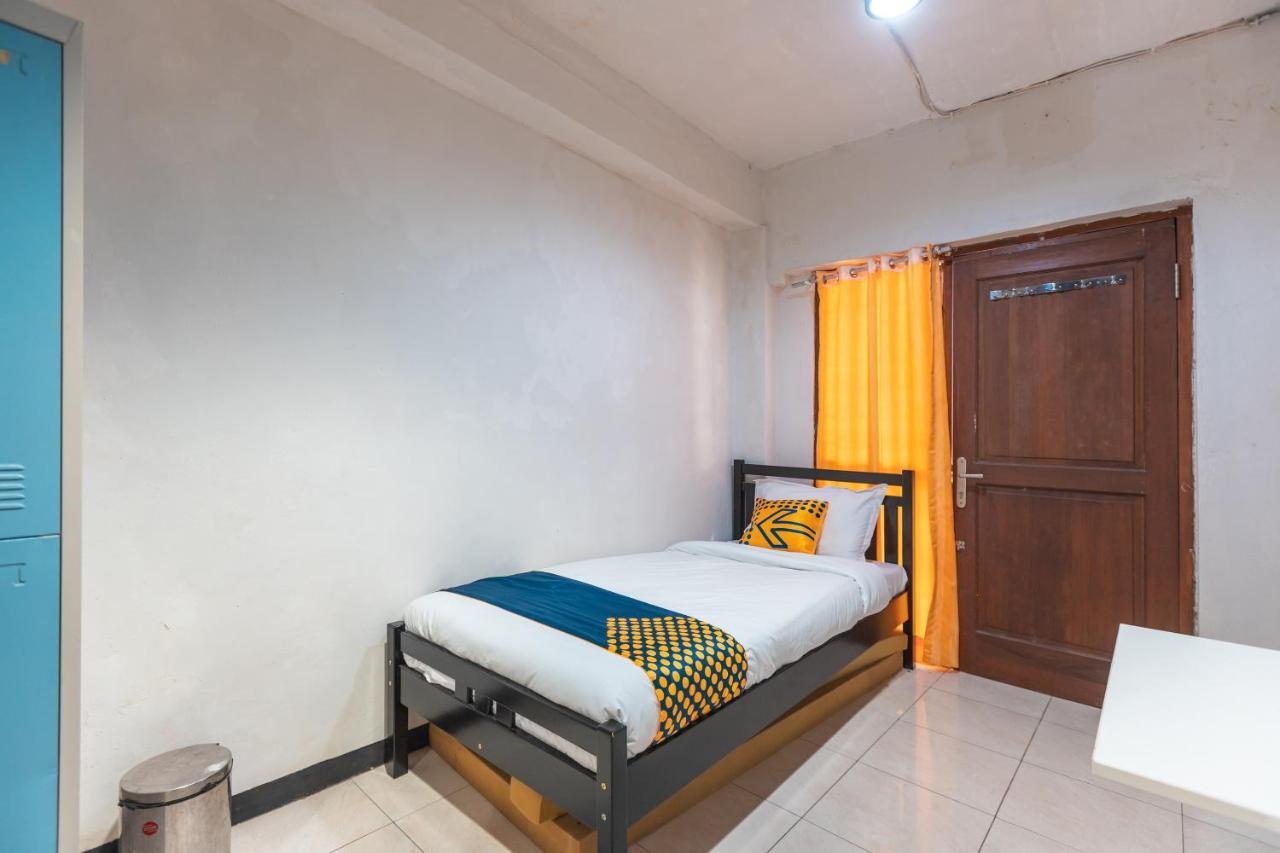 Spot On 2033 Kayumanis Homestay Syariah Jakarta Exterior photo