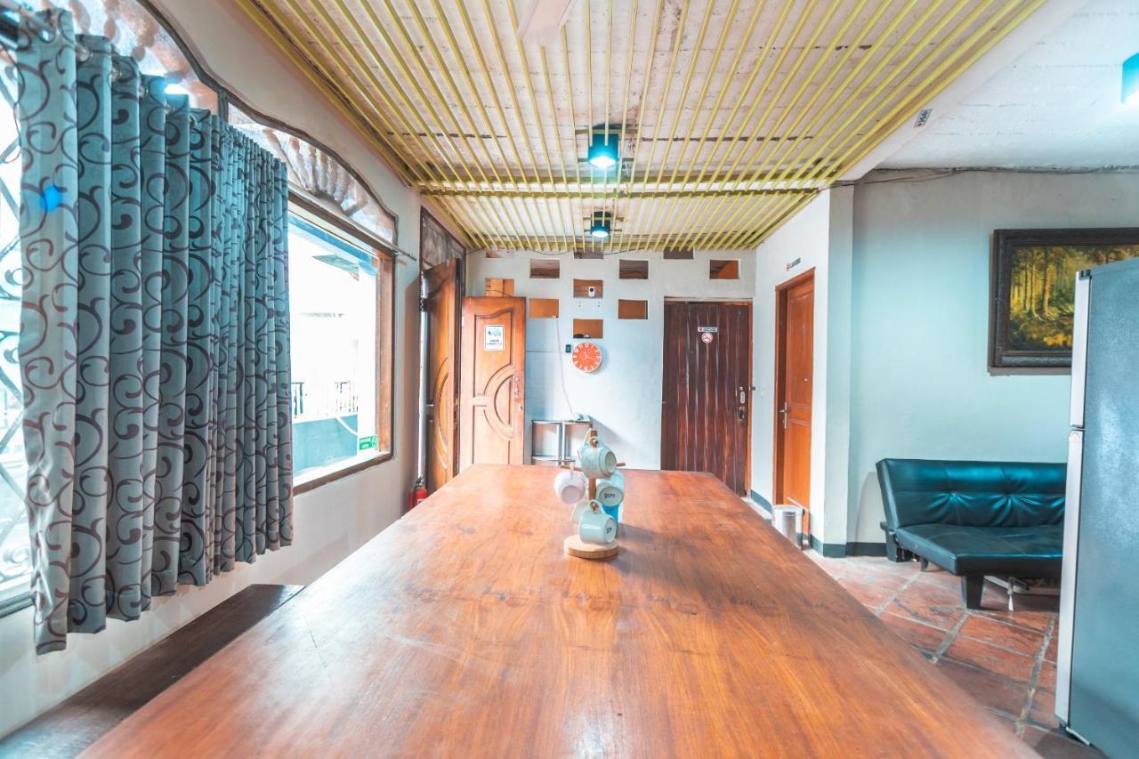 Spot On 2033 Kayumanis Homestay Syariah Jakarta Exterior photo